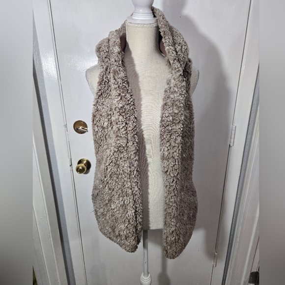 Altar'd State Hooded Vest Sz S Soft Faux Fur Fleece Open Front Brown Small - Picture 6 of 8